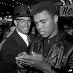 Pejuang hak-hak sipil AS dan seorang Muslim, Malcolm X (kiri) dan petinju Muhammad Ali dalam foto di New York tahun 1964.