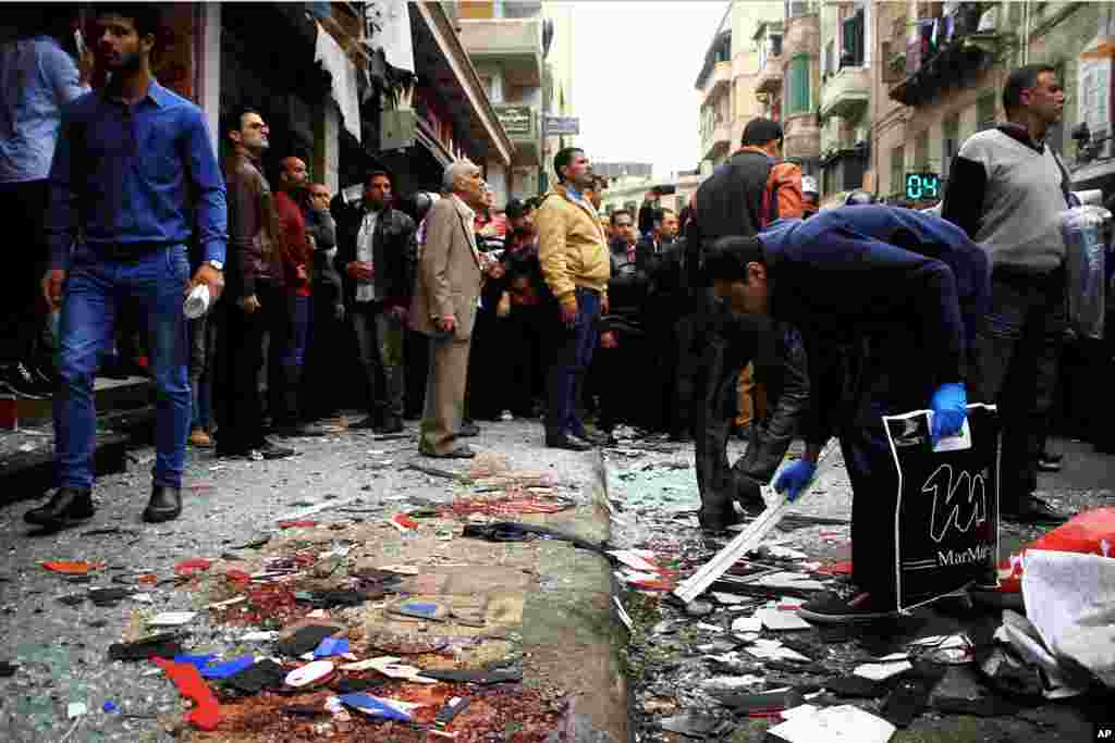 Pessoas na rua após a explosão em duas igrejas do Egipto no Domingo dia 9 de Abril, 2017.