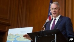 El presidente Donald Trump dijo que el reemplazo de Ryan Zinke como secretario del Interior sería anunciado la próxima semana. 