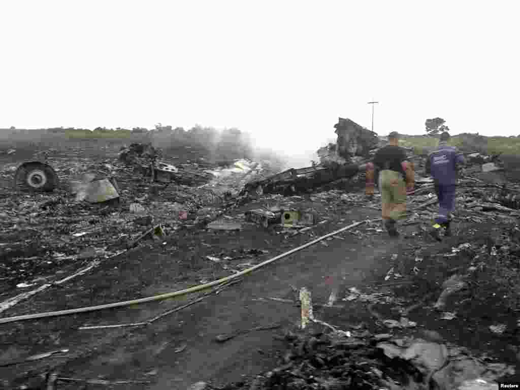 O avião caiu numa zona de conflito entre rebeldes separatistas pró-russos e forças ucranianas. Julho 17, 2014