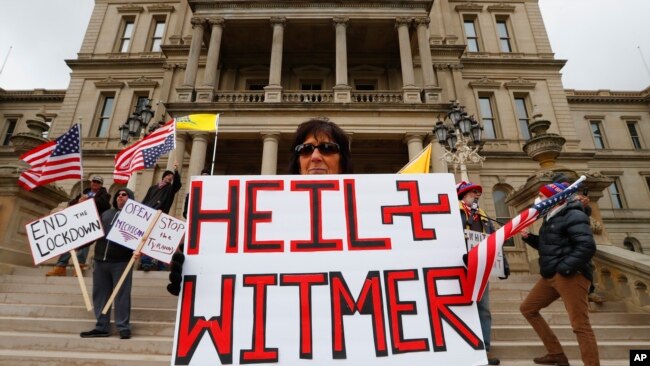 Cientos de personas protestaban contra la gobernadora de Michigan, Gretchen Whitmer, por las medidas impuestas para contener la pandemia.