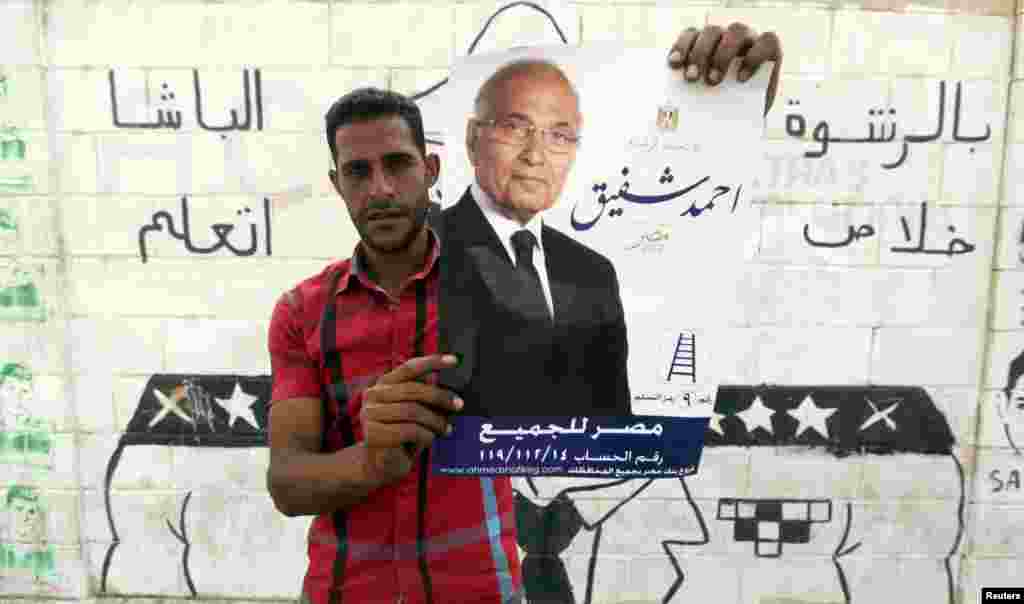 Egipćanin sa posterom biv&scaron;eg premijera, predsedničkog kandidata Ahmeda Shafiqa. 