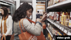 Imagine tomada del video promocional de Amazon Go que muestra cómo podrían ser los supermercados de esa empresa.