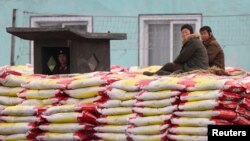 29일 북한 접경도시 신의주의 압록강변에 중국에서 들여온 비료가 쌓여있다.