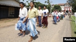 Released prisoners leave Insein Prison in Yangon, Burma, October 12, 2011. (file)