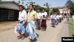 Released prisoners leave Insein Prison in Yangon, Burma, October 12, 2011.