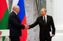 Presiden Rusia Vladimir Putin (kanan) saat bertemu dengan Presiden Belarus Lukashenko di Moskow, 9 September 2021. (REUTERS)