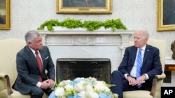 Presiden Joe Biden bertemu dengan Raja Yordania Abdullah II di Ruang Oval Gedung Putih di Washington, Senin, 19 Juli 2021. (Foto: AP/Susan Walsh)