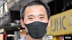 Dr. Edward Yiu Chung-yim, mantan anggota DPR Kota Hong Kong mengenakan masker. (Foto: VOA)