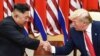 Severnokorejski lider Kim Džong Un rukuje se sa predsednikom SAD Donaldom Trampom na sastanku 30. juna 2019. godine (Foto: Brendan Smialowski / AFP)