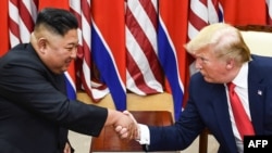 Pemimpin Korut Kim Jong Un dan Presiden AS Donald Trump dalam pertemuan di Panmunjom, 30 Juni 2019 (foto: dok). 