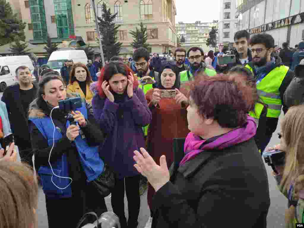 Bakıda MSK qarşısında aksiya, Polis MSK-nın qarşsındakı insanları həbs edir