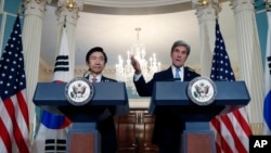 Menlu Korsel Yun Byung-se menyimak saat Menlu AS John Kerry berbicara pada media (19/10) di Gedung Kemenlu AS. Washington, D.C. (Foto: AP Photo/Alex Brandon)