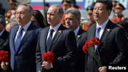 Tổng thống Putin và các quan khách quốc tế đến đặt hoa tại Mộ chiến sỹ vô danh ở Moscow để tưởng nhớ hàng triệu người đã bỏ mạng trong Thế Chiến II.