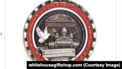 Скріншот з сайту whitehousegiftshop.com. Даний сайт та власне монета не мають стосунку до Білого дому, чи уряду США