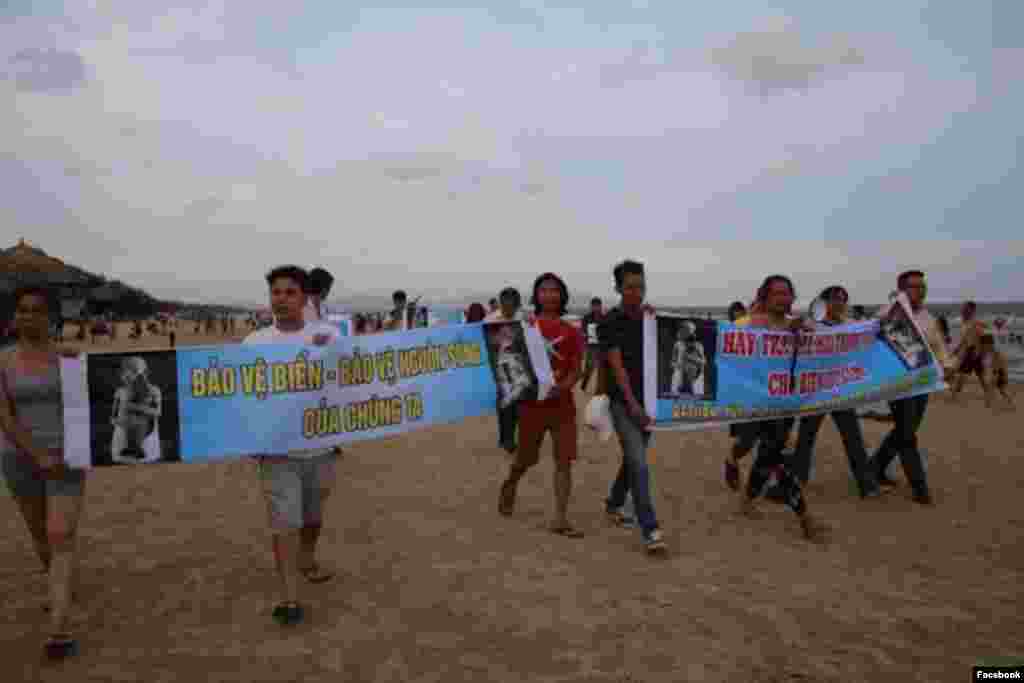 Biểu tình ôn hoà tại bãi Sau Vũng Tàu với các thông điệp bảo vệ môi trường. Ảnh: Facebook Hoàng Huy Vũ