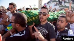 Le corps de Mouhcine Fikri est porté à bout de bras après avoir été happé par une benne à ordures alors qu'il tentait de s'opposer à la saisie et à la destruction de sa marchandise, à Al-Hoceima, Maroc, le 30 octobre 2016.