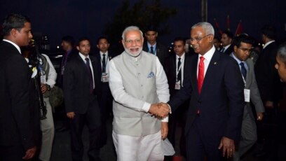 Tổng thống Maldives Ibrahim Mohamed Solih (phải) bắt tay Thủ tướng Ấn Độ Narendra Modi tại dinh tổng thống ở Male, Maldives, vào ngày 17/11/2018. 