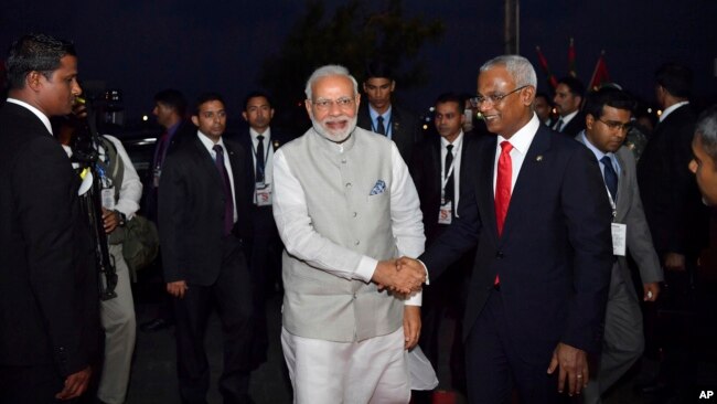 马尔代夫新总统萨利赫在首都马累的总统办公室接待印度总理莫迪。（2018年11月17日）