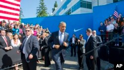 美国总统奥巴马在美国耐克（Nike）公司总部跑步上台讲话（2015年5月8日）