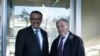 El director de la OMS, Teedros Adhanom Ghebreyesus, a la izquierda, le da la bienvenida al secretario general de Naciones Unidas, Antonio Guterres, para darle un informe sobre el coronavirus el 24 de febrero pasado.