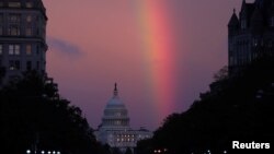Pelangi menghiasi langit Washington DC usai pelaksanaan pemilu paruh waktu, Selasa (6/11). 