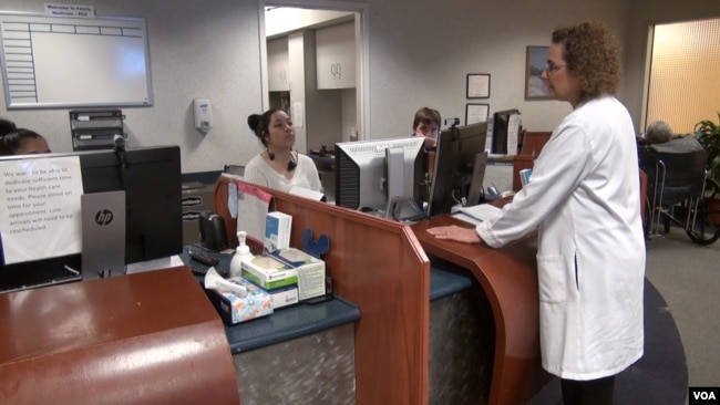 Clinic founder Dr. Fern Hauck consults with staff at a reception area at the International Family Medicine Clinic. (J.Soh/VOA)
