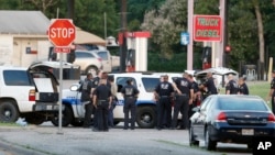 Agentes preparam-se para fazer frente ao atacante da sede da polícia em Dallas