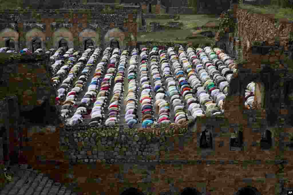 지난 2일(현지시간) 인도 뉴델리에 모인 이슬람 신도들이 연례 메카 순례에 이어지는 최대 명절 &#39;이드 알 아드하&#39;를 맞아 기도하고 있다.