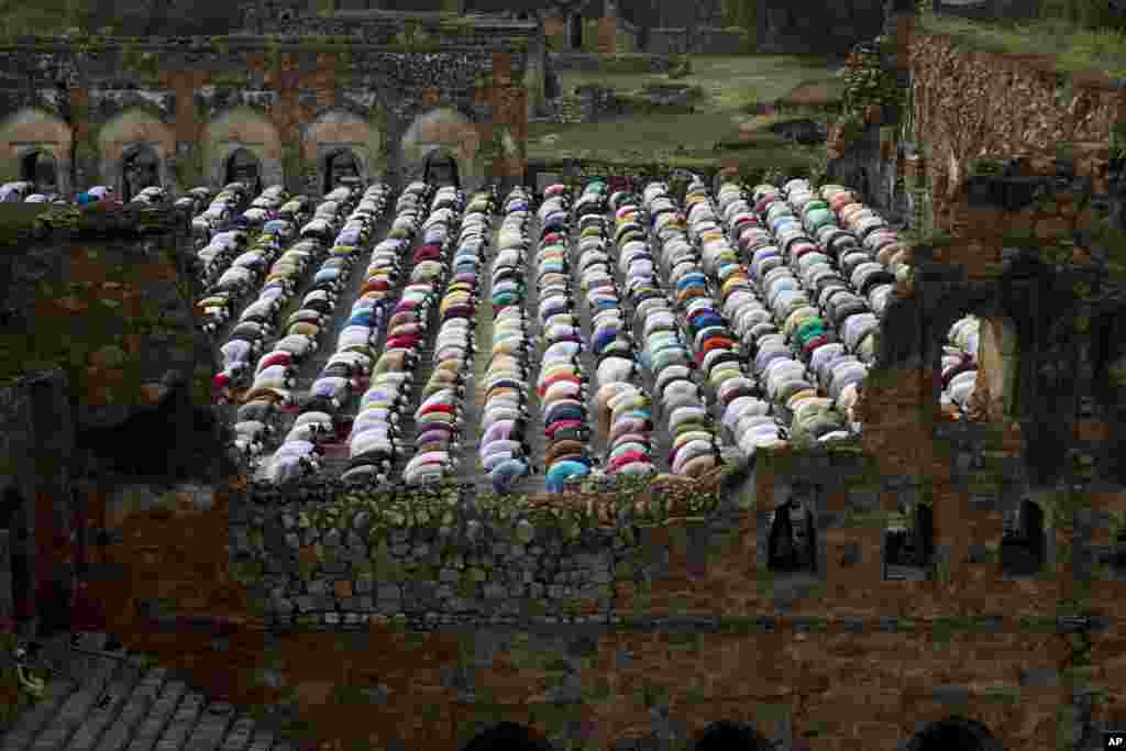 Muslim India melakukan shalat Idul-Adha di sebuah masjid dari abad ke-14, Masjid Jami Feroz Shah Kotla di New Delhi, India.