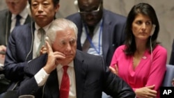 렉스 틸러슨 미국 국무장관(왼쪽)과 니키 헤일리 유엔주재 미국대사가 지난 4월 유엔 안보리에서 열린 북한 문제 장관급 회의에 참석했다.