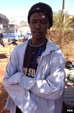 Moctar Touré, un jeune homme amputé par le MUJAO- Idriss Fall/VOA