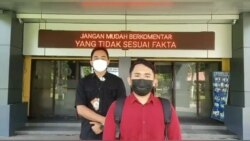 Arham (baju merah) di halaman Polresta Surakarta menyampaikan permintaan maaf kepada Wali Kota Solo, Gibran Rakabuming Raka, karena mengunggah komentar menyudutkan putra Presiden Jokowi tersebut. (Foto: Courtesy/Akun Medsos Polresta Surakarta)