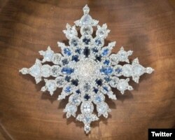 Broche de Safiros del Jubileo, regalado en 2017 por Canadá a la Reina Isabel de Inglaterra.