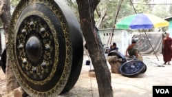 A giant gong at a workshop in Myanmar. (Z. Aung/VOA)