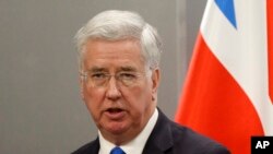 Menteri Pertahanan Inggris Michael Fallon dalam konferensi pers di Kyiv, Ukraina (20/1). (AP/Sergei Chuzavkov)