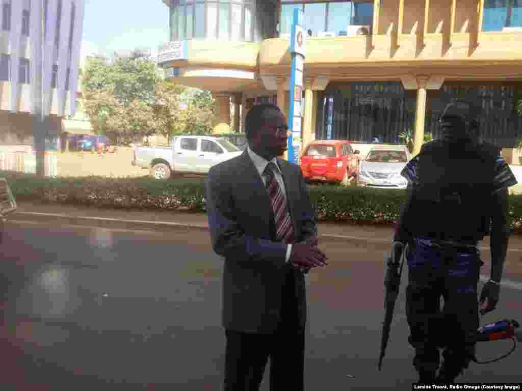 Le ministre de la Fonction publique Clément Sawadogo était parmi les otages de l'hôtel Splendid. Il est revenu sur les lieux le lendemain de l'attaque, samedi 16 janvier 2016. (Lamine Traoré, Radio Omega)