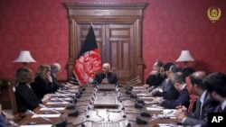 아슈라프 가니 아프가니스탄 대통령(가운데)이 28일 아프간 카불의 대통령궁에서 잘메이 할릴자드 아프가니스탄 주재 미국 특사에게 미-탈레반 협상 관련 보고를 받고 있다. 