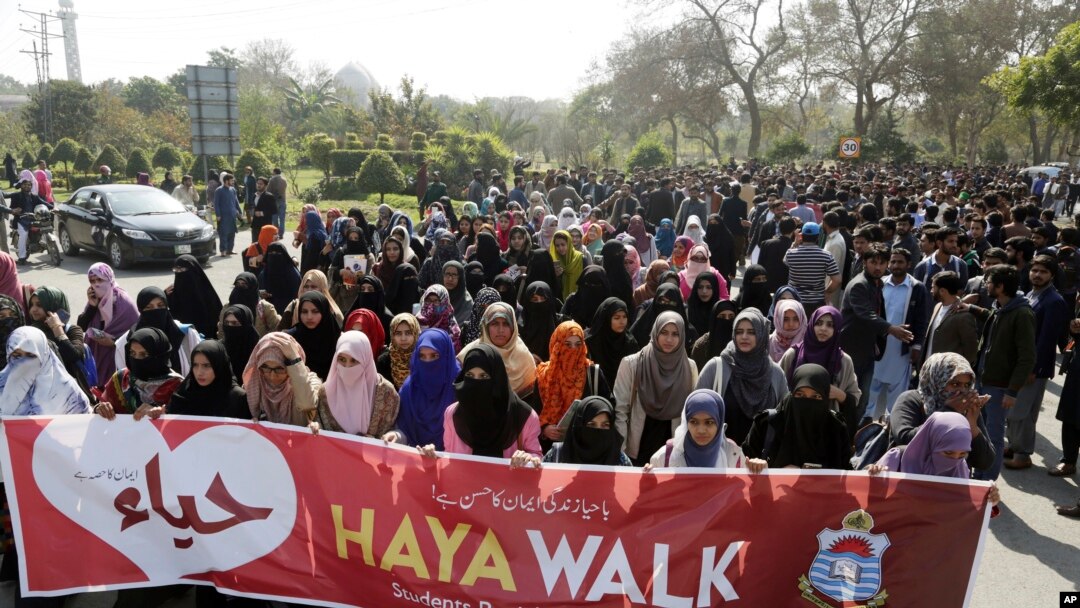 Students of Punjab University rally to condemn the Valentine celebration, in Lahore, Pakistan, Feb. 14, 2018. Pakistan's media regulatory authority, acting on a court order, instructed Feb. 8, 2018, that all news channels, radio stations and print media to refrain from promoting Valentine's Day.