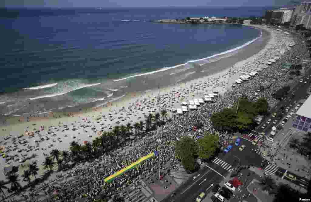 Demonstrators attend a protest against Brazil&#39;s President Dilma Rousseff, part of nationwide protests calling for her impeachment, in Copacabana in Rio de Janeiro.