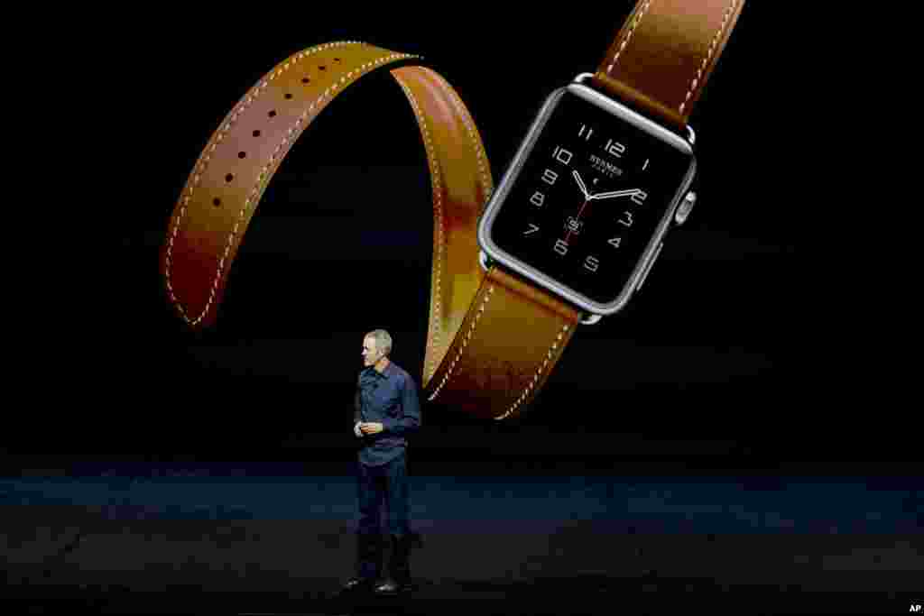 Jeff Williams, wakil presiden senior untuk operasi, membahas Apple Watch. (AP/Eric Risberg)