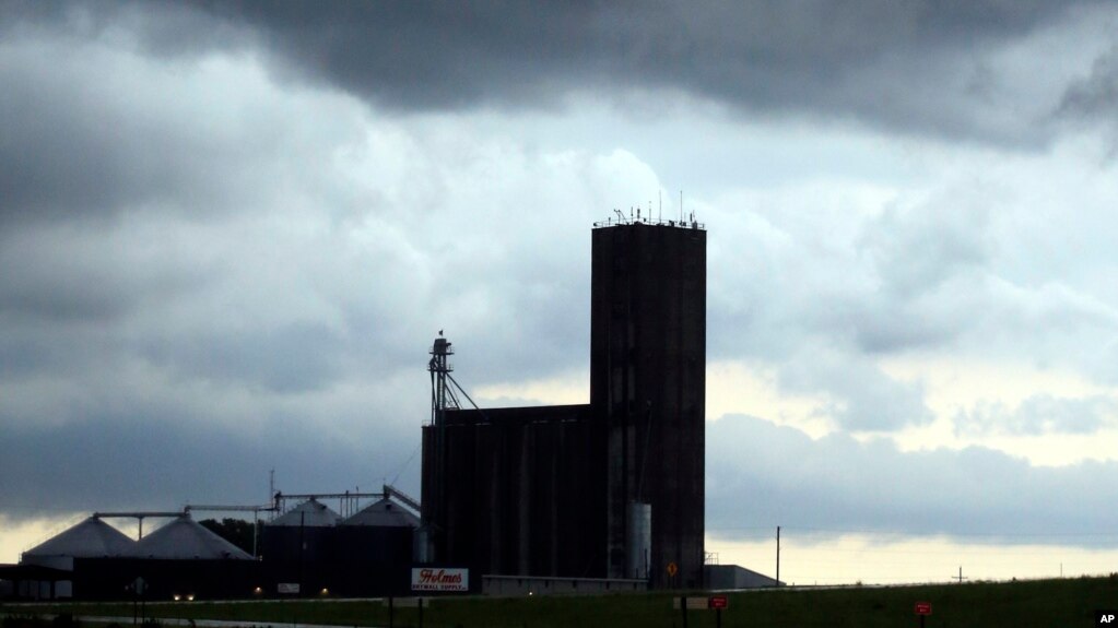 Archivo. Nubes de tormenta pasan sobre un granero cerca de Topeka, Kanas, el 18 de mayo de 2017.