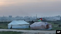 Palestinians are setting up tents in preparation for mass demonstrations along the Gaza strip border with Israel, in eastern Gaza City, March 27, 2018. 