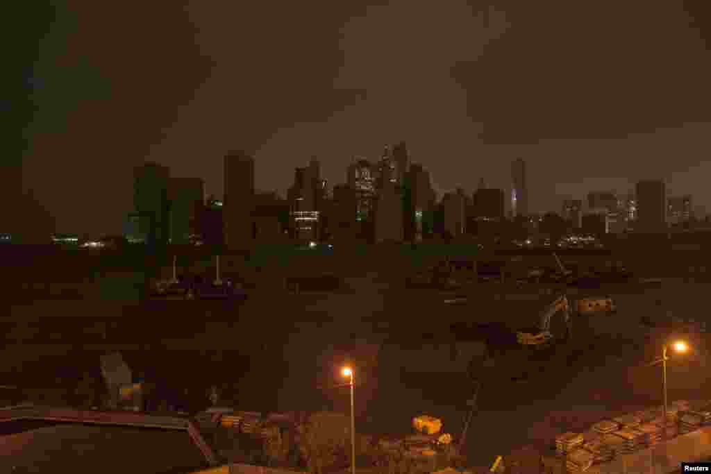 2012年10月29日，纽约预防性断电，曼哈顿下城摩天大厦黯淡无光。