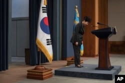 박근혜 한국 대통령이 4일 청와대에서 '최순실 국정개입 의혹'과 관련하여 대국민담화를 발표한 뒤 머리숙여 사죄하고 있다.