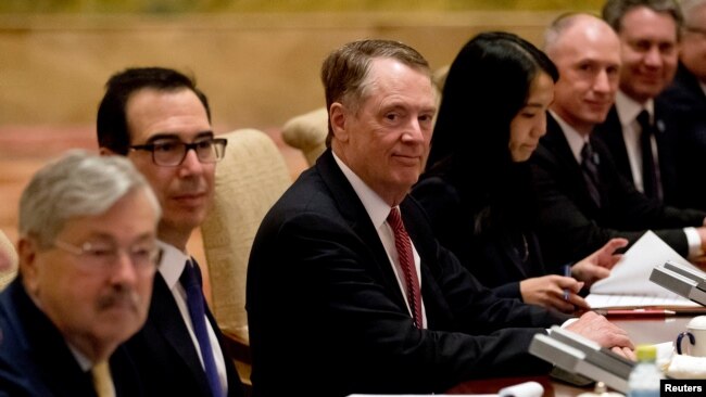 美国贸易代表罗伯特·莱特希泽(中)、财政部长斯蒂文·姆努钦(左二)和中国贸易代表2019年2月14日在北京钓鱼台国宾馆贸易谈判开幕式前入座。