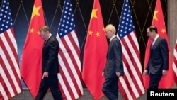 美国贸易代表莱特希泽（左）和财政部长姆努钦2019年7月31日在上海西郊宾馆与中国副总理刘鹤（中）走向拍合影的位置。