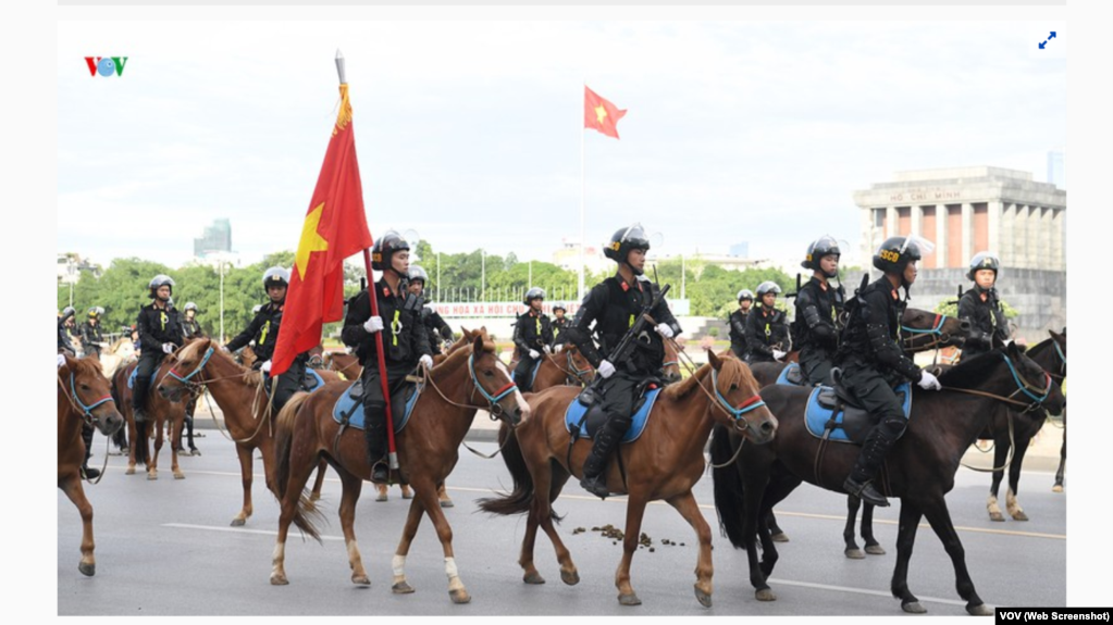 Đội Cảnh sát cơ động kỵ binh diễu hành trong buổi ra mắt trước Lăng Ba Đình, Hà Nội, vào ngày 8/6/2020. Ảnh chụp màn hình VOV.