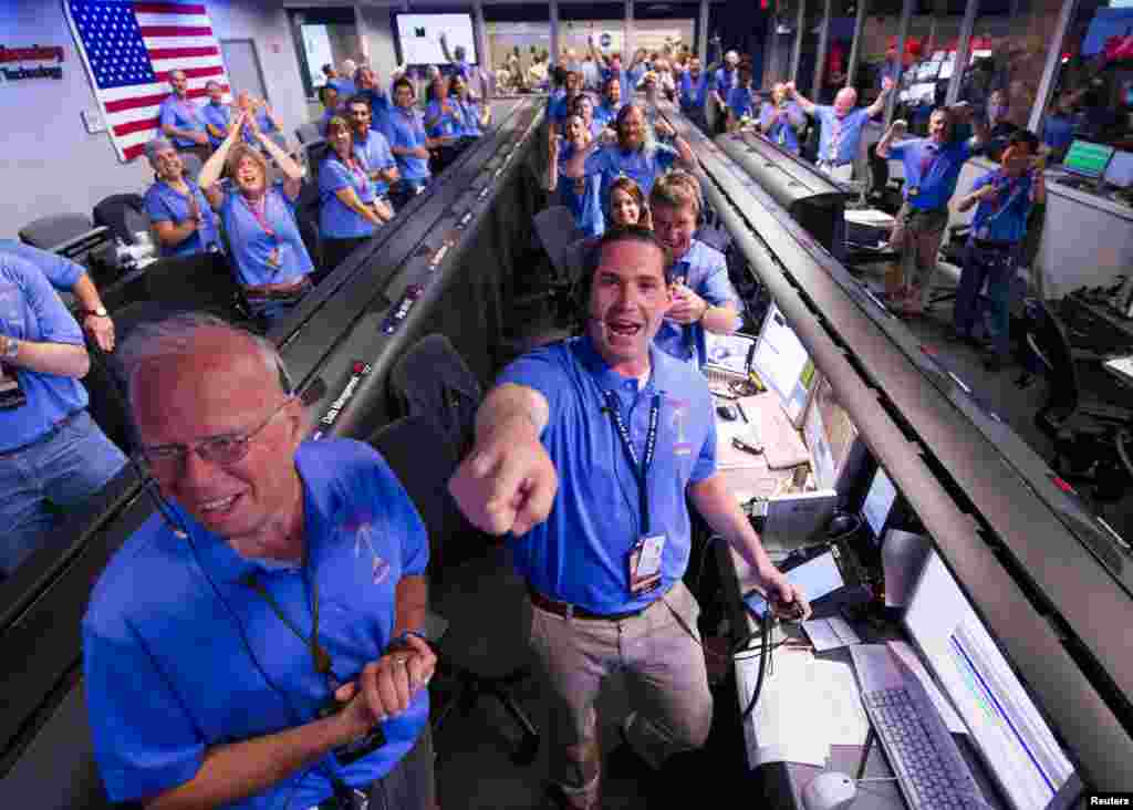 得知&ldquo;好奇号&rdquo;成功登录并开始向加利福尼州帕萨迪纳的喷漆推进实验室(JPL)发送图像后，火星科学实验室(MSL)任务支持区的MSL团队成员欢呼雀跃(8月5日)。