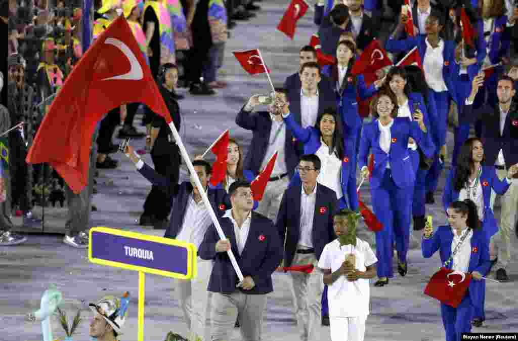 Açılış töreninde Türkiye'nin bayrağını taşıyan milli güreşçi Rıza Kayaalp